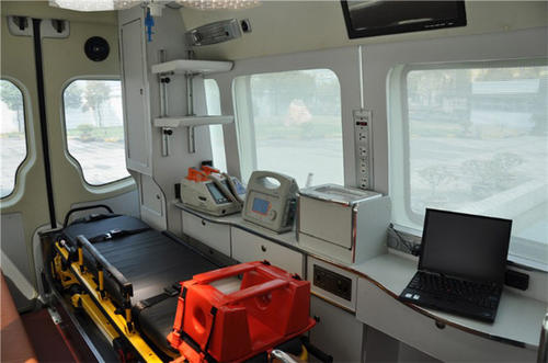 白朗县救护车内部